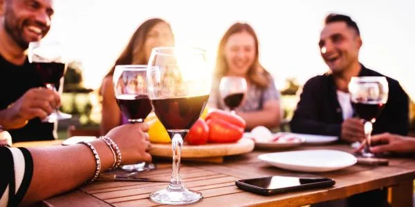 Apéros de l’été : les dangers de l’alcoolisme